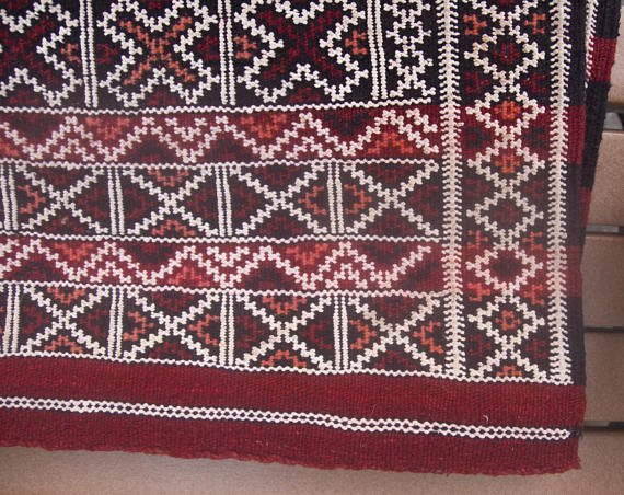 Elegant Vintage Moroccan Carpet - Kilim - burgundy color- 4'9